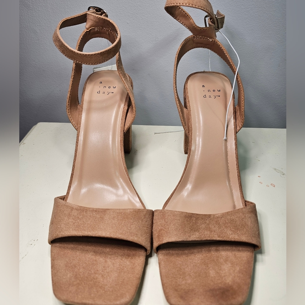 NWT- A NEW DAY women's Sal heeled sandal with memory foam